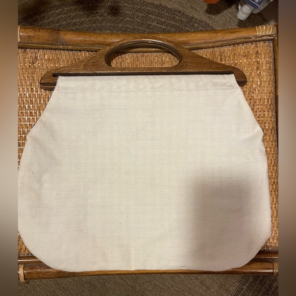 Mid-century vintage handmade purse w/ embroidered bird and wooden handle - Picture 6 of 12